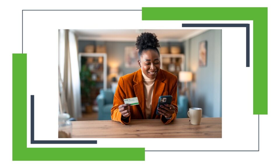 Premier compte bancaire : Jeune client heureux tenant une carte de crédit et utilisant son téléphone portable et une application mobile pour payer ses achats en ligne dans une boutique en ligne sur son smartphone à la maison