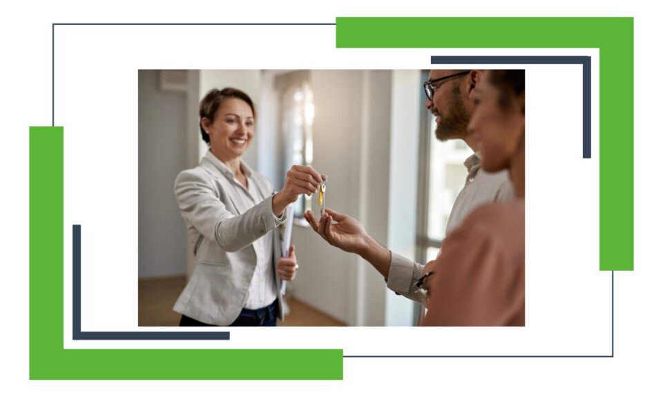 premier achat immobilier: un-agent-immobilier-donne-joyeusement-à-un-couple-les-clés-de-leur-nouvelle-maison