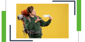 tarjetas fáciles para viajar: joven preparándose para un viaje con una mochila grande y sosteniendo su boleto