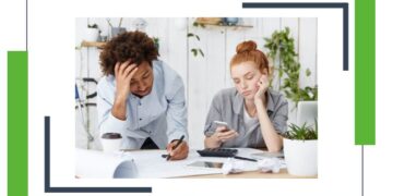 Deudas heredada: Personas preocupadas haciendo cálculos, un hombre con la mano en la cabeza y una mujer mirando su teléfono móvil