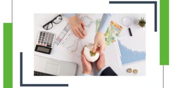 persona poniendo dinero en una alcancía