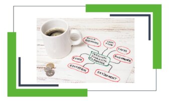 Stratégies anti-dettes : vue de dessus d'une tasse à café et planification pour vous-même