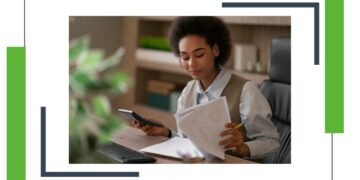refinanciar un préstamo: mujer trabajando y evaluando la documentación del préstamo con la ayuda de una calculadora